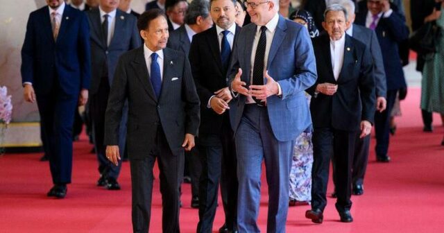 Fluxos comerciais abertos: Brunei promete fortalecer o fornecimento de combustível Anthony Albanese e o Sultão Haji Hassanal Bolkiah comprometem-se a manter abertos os fluxos comerciais. Foto: Bianca De Marchi/AAP PHOTOS