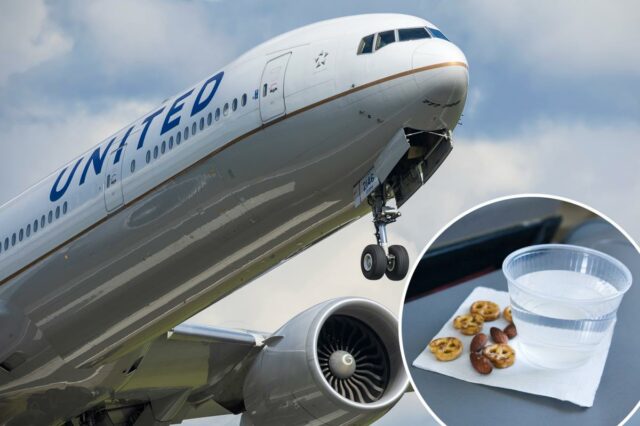 Uma bandeja de avião com um copo de água, pretzels e amêndoas em um guardanapo.