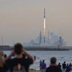 Espectadores ao longo da praia em Cabo Canaveral, Flórida, desfrutam de um lançamento espetacular na manhã de domingo, apreciando a vista de um foguete Blue Origin New Glenn decolando carregando um satélite de banda larga celular de última geração. A empresa disse mais tarde que o satélite AST SpaceMobile Bluebird 7 acabou na órbita errada. / Crédito: Adam Bernstein/Spaceflightnow.com