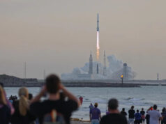 Foguete Blue Origin New Glenn coloca carga útil do satélite em órbita errada Espectadores ao longo da praia em Cabo Canaveral, Flórida, desfrutam de um lançamento espetacular na manhã de domingo, apreciando a vista de um foguete Blue Origin New Glenn decolando carregando um satélite de banda larga celular de última geração. A empresa disse mais tarde que o satélite AST SpaceMobile Bluebird 7 acabou na órbita errada. / Crédito: Adam Bernstein/Spaceflightnow.com