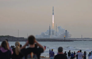 Foguete Blue Origin New Glenn coloca carga útil do satélite em órbita errada Espectadores ao longo da praia em Cabo Canaveral, Flórida, desfrutam de um lançamento espetacular na manhã de domingo, apreciando a vista de um foguete Blue Origin New Glenn decolando carregando um satélite de banda larga celular de última geração. A empresa disse mais tarde que o satélite AST SpaceMobile Bluebird 7 acabou na órbita errada. / Crédito: Adam Bernstein/Spaceflightnow.com