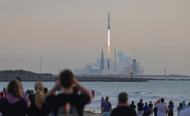 Espectadores ao longo da praia em Cabo Canaveral, Flórida, desfrutam de um lançamento espetacular na manhã de domingo, apreciando a vista de um foguete Blue Origin New Glenn decolando carregando um satélite de banda larga celular de última geração. A empresa disse mais tarde que o satélite AST SpaceMobile Bluebird 7 acabou na órbita errada. / Crédito: Adam Bernstein/Spaceflightnow.com
