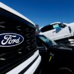 Um logotipo da Ford em uma caminhonete Ford F-150 à venda em Encinitas, Califórnia, EUA, 20 de outubro de 2025