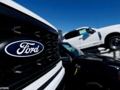 Ford faz recall de mais de um milhão de carros devido a falha de software Um logotipo da Ford em uma caminhonete Ford F-150 à venda em Encinitas, Califórnia, EUA, 20 de outubro de 2025