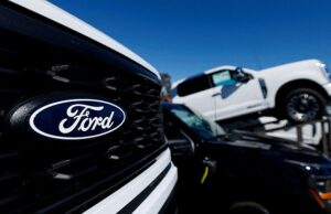 Ford faz recall de mais de um milhão de carros devido a falha de software Um logotipo da Ford em uma caminhonete Ford F-150 à venda em Encinitas, Califórnia, EUA, 20 de outubro de 2025