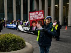 Fotos de Trump e Epstein projetadas em hotel antes do jantar dos correspondentes Fotos de Trump e Epstein projetadas em hotel antes do jantar dos correspondentes