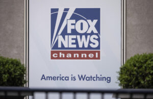 Fox News culpa adolescentes desordeiros pelo Partido Democrata ARQUIVO - Nesta foto de arquivo de 30 de abril de 2016, o presidente Barack Obama discursa no jantar anual da Associação de Correspondentes da Casa Branca no Washington Hilton, em Washington. O jantar anual da Associação de Correspondentes da Casa Branca – tradicionalmente a noite mais brilhante do calendário social de Washington, onde celebridades de primeira linha espalham sua poeira estelar como convidados cobiçados de organizações de mídia – terá uma vibração diferente este ano. Portanto, ao contrário do ano passado, quando os convidados do jantar final do presidente Barack Obama incluíram Watson, Washington e Helen Mirren, as grandes estrelas deste ano parecem ser Bob Woodward e Carl Bernstein.