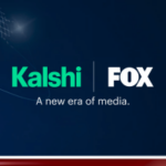 Gráfico de anúncio da parceria Kalshi e Fox com logotipos e slogan “Uma nova era da mídia” em fundo azul
