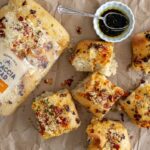 Pão Focaccia Trader Joe's, Tomate Assado e Parmesão, em embalagem plástica.