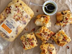 Fragmentos de metal encontrados em vários produtos de panificação, incluindo um item popular do Trader Joe’s Pão Focaccia Trader Joe's, Tomate Assado e Parmesão, em embalagem plástica.