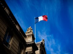 França abandonará o Windows para Linux para reduzir a dependência da tecnologia dos EUA French tricolour flag (blue, white and red, symbol of the Republic of France) hanging from a flagpole above the entrance gate to the courtyard of the Elysee Palace, Exit from the Cabinet meeting at the Presidential Palace of the Elysee in Paris, France on August 27, 2025. The ministers get into their cars and leave the Elysee Palace. (Photo by Amaury Cornu / Hans Lucas via AFP)