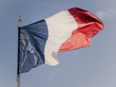França confirma violação de dados em agência governamental que gerencia identidades de cidadãos Photo illustration of the blue white and red French flag at the Elysee Presidential Palace in Paris France on April 15, 2026.