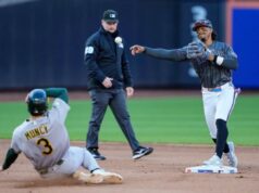 Francisco Lindor, do Mets, admite que ‘precisa melhorar’ após gafe no campo O shortstop do Mets, Francisco Lindor, à direita, arremessa para a primeira base após uma saída forçada contra Max Muncy (3) do Atletismo na segunda base durante o quinto turno de um jogo de beisebol, sábado, 11 de abril de 2026.