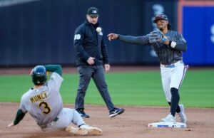 Francisco Lindor, do Mets, admite que ‘precisa melhorar’ após gafe no campo O shortstop do Mets, Francisco Lindor, à direita, arremessa para a primeira base após uma saída forçada contra Max Muncy (3) do Atletismo na segunda base durante o quinto turno de um jogo de beisebol, sábado, 11 de abril de 2026.