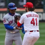 Francisco Lindor é eliminado pelo jogador de primeira base Alec Burleson durante a sexta entrada da derrota do Mets por 2 a 1 e 11 entradas para os Cardinals em 1º de abril de 2026 em St.