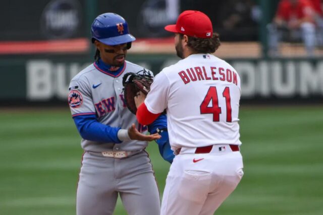 Francisco Lindor é eliminado pelo jogador de primeira base Alec Burleson durante a sexta entrada da derrota do Mets por 2 a 1 e 11 entradas para os Cardinals em 1º de abril de 2026 em St.