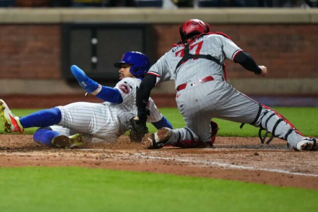 Francisco Lindor desliza com segurança para casa na dobradinha de Francisco Alvarez na quarta entrada em 22 de abril de 2026 no Citi Field, mas mais tarde teve que deixar o jogo com rigidez na panturrilha esquerda.