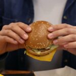 Franqueado rival do McDonald's registra Capítulo 11, 65 restaurantes em risco