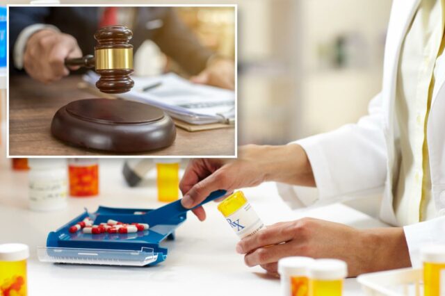 Fraudador de OC admite ter enviado US$ 270 milhões em Uma pessoa de terno segurando um martelo de madeira acima de um bloco de ressonância.