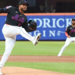 O arremessador do New York Mets, Freddy Peralta (51), arremessa no primeiro inning quando o New York Mets jogou contra o Colorado Rockies na sexta-feira, 24 de abril de 2026, no Citi Field