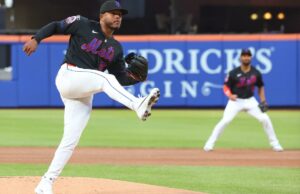 Freddy Peralta ainda em busca da indescritível longevidade do Mets O arremessador do New York Mets, Freddy Peralta (51), arremessa no primeiro inning quando o New York Mets jogou contra o Colorado Rockies na sexta-feira, 24 de abril de 2026, no Citi Field