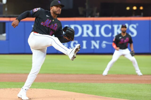 O arremessador do New York Mets, Freddy Peralta (51), arremessa no primeiro inning quando o New York Mets jogou contra o Colorado Rockies na sexta-feira, 24 de abril de 2026, no Citi Field