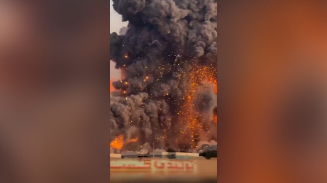 Fumaça e brasas vistas sobre Isfahan, no Irã, após ataque
