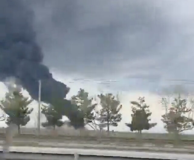 Fumaça sobe sobre Mashhad, Irã, após ataque perto de aeroporto
