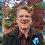 Funcionário nº 8 da Apple, Chris Espinosa, sobre toda a sua vida profissional em uma empresa | Espinosa retratado contra o fundo desfocado do campus Apple Park