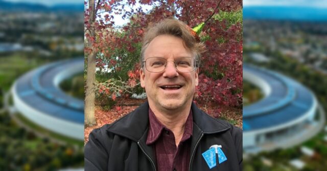 Funcionário nº 8 da Apple, Chris Espinosa, sobre toda a sua vida profissional em uma empresa | Espinosa retratado contra o fundo desfocado do campus Apple Park