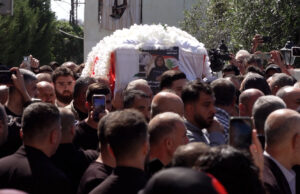 Funeral é realizado para jornalista morto em ataque israelense Funeral é realizado para jornalista morto em ataque israelense