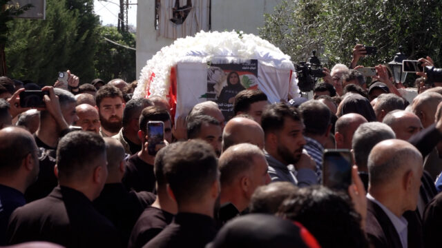 Funeral é realizado para jornalista morto em ataque israelense
