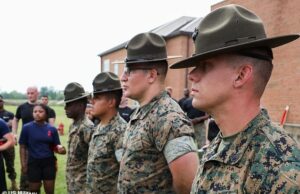 Fúria contra Trump pela “guerra sem fim”, enquanto milhões de jovens se preparam para se inscrever automaticamente no serviço militar… incluindo uma reviravolta “doentia” para imigrantes ilegais Os críticos do presidente Donald Trump estão furiosos com os planos do Pentágono de automatizar o recrutamento militar