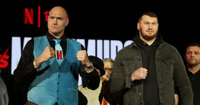 ARQUIVO - O britânico Tyson Fury, à direita, dá um soco no ucraniano Oleksandr Usyk durante sua indiscutível luta de boxe pelo campeonato mundial de pesos pesados ​​​​na Kingdom Arena em Riade, Arábia Saudita, em 19 de maio de 2024. (AP Photo / Francisco Seco, Arquivo)