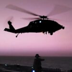 Fuzileiros navais dos EUA embarcam e apreendem navio no Mar da Arábia