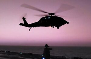Fuzileiros navais dos EUA embarcam e apreendem navio no Mar da Arábia Fuzileiros navais dos EUA embarcam e apreendem navio no Mar da Arábia