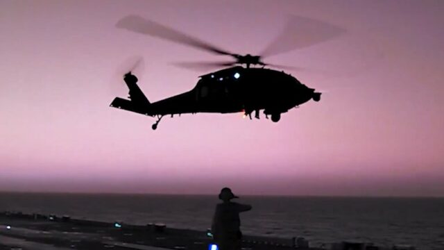 Fuzileiros navais dos EUA embarcam e apreendem navio no Mar da Arábia
