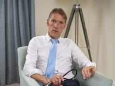 GP que pediu a uma mulher muçulmana que removesse o véu ‘porque ele estava lutando para entendê-la’ é expulso por continuar a trabalhar enquanto estava suspenso Keith Wolverson foi afastado depois de ser suspenso por pedir a uma mulher muçulmana que removesse o véu