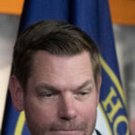 Gabinete do procurador distrital de Manhattan investiga o deputado Eric Swalwell por acusações de agressão sexual