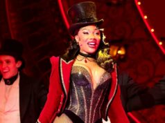 Garanhão de Megan Thee hospitalizado após ‘sentir-se muito doente’ no meio da apresentação de ‘Moulin Rouge’ da Broadway John Lithgow como Roald Dahl em Gigante Joan Marcus