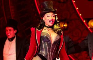 Garanhão de Megan Thee hospitalizado após ‘sentir-se muito doente’ no meio da apresentação de ‘Moulin Rouge’ da Broadway John Lithgow como Roald Dahl em Gigante Joan Marcus