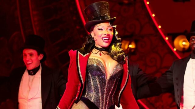 Garanhão de Megan Thee hospitalizado após 'sentir-se muito doente' no John Lithgow como Roald Dahl em Gigante Joan Marcus