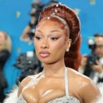 Garanhão de Megan Thee se recuperando após ser hospitalizado por exaustão, define 'Moulin Rouge!' Data de retorno