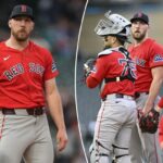 Os jogadores do Boston Red Sox, Garrett Crochet (35), um receptor (75) e outro jogador (40) em campo.