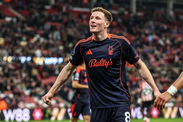 Gary Neville diz que Elliot Anderson é uma das três contratações 'realistas' que o Man Utd deveria fazer neste verão
