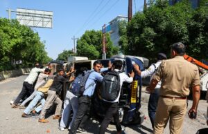 Gás lacrimogêneo disparado contra trabalhadores indianos que exigem salários mais altos à medida que o custo de vida aumenta Protestos de trabalhadores na Índia