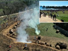 Gás lacrimogêneo, spray de pimenta e prisões enquanto manifestantes tentam invadir um laboratório de beagle em Wisconsin Vista aérea de ativistas dos direitos dos animais reagindo ao gás lacrimogêneo durante um protesto.