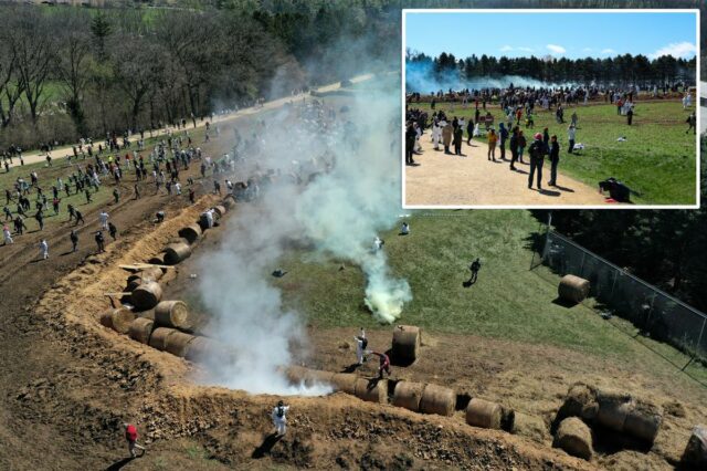 Vista aérea de ativistas dos direitos dos animais reagindo ao gás lacrimogêneo durante um protesto.