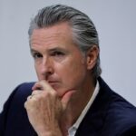 Gavin Newsom, governador da Califórnia, com a mão na porcelana.
