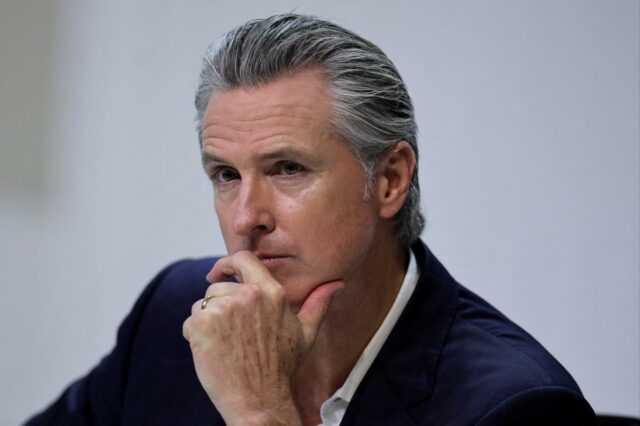 Gavin Newsom, governador da Califórnia, com a mão na porcelana.